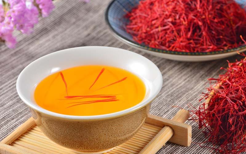 Pha hoa nghệ tây với nước ấm