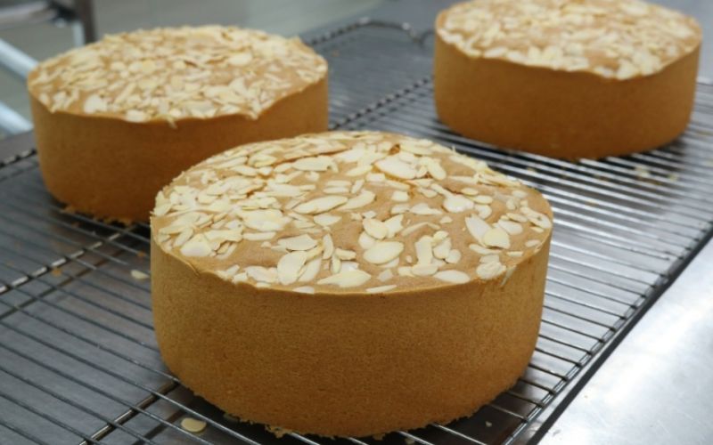Bánh bông lan bột hạnh nhân