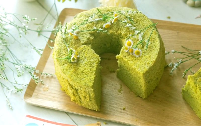 Làm bánh bông lan với hạt bí xanh