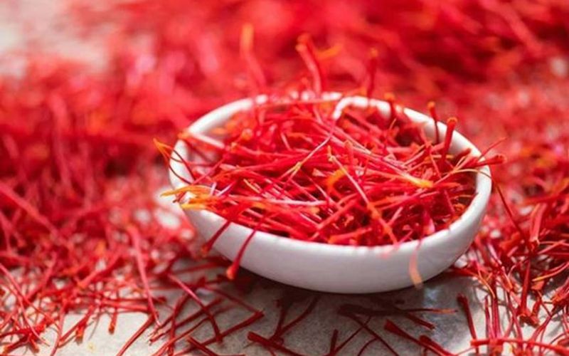 Phơi Saffron ra ngoài nắng nếu phát hiện bị ẩm