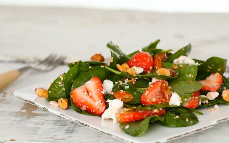Cách thực hiện salad óc chó mâm xôi đơn giản 