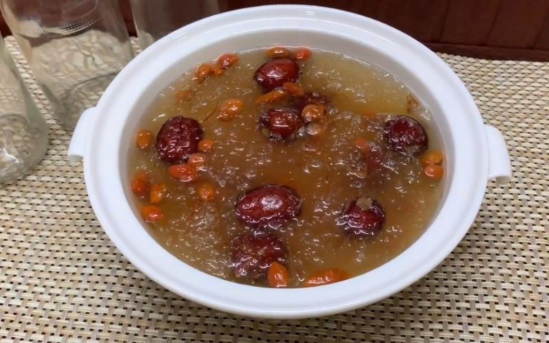 Yến chưng táo đỏ kỷ tử tốt cho phụ nữ và người già