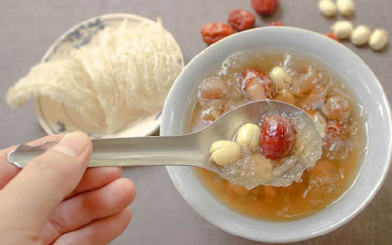 Trẻ em đến tuổi phát triển nên sử dụng yến chưng táo đỏ