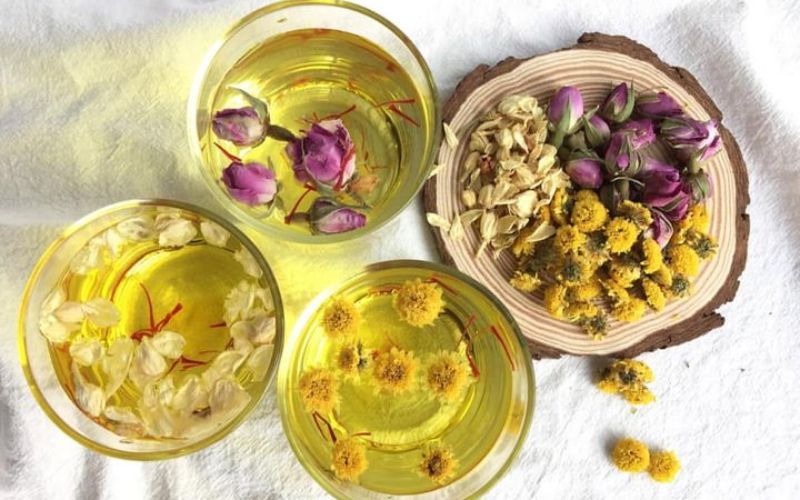 Pha trà hoa cúc saffron