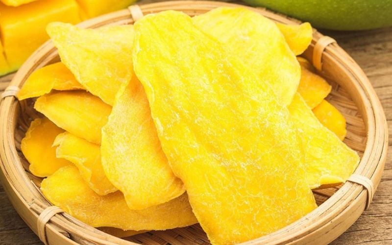 Chọn mua xoài sấy có màu sắc tự nhiên 