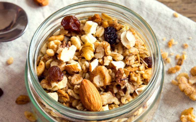 Làm granola yến mạch cho bữa ăn sáng
