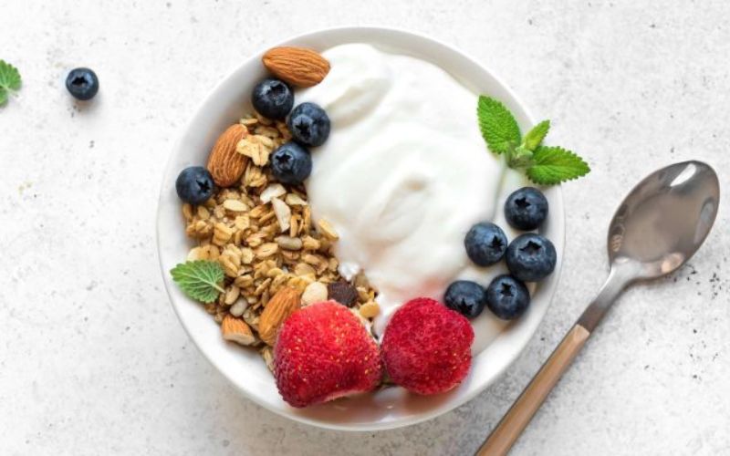 Ăn Granola Quaker chung với sinh tố trái cây