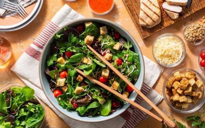 Granola Quaker ăn cùng salad