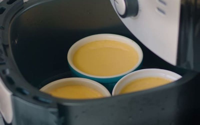 Làm bánh flan bằng nồi chiên không dầu đơn giản