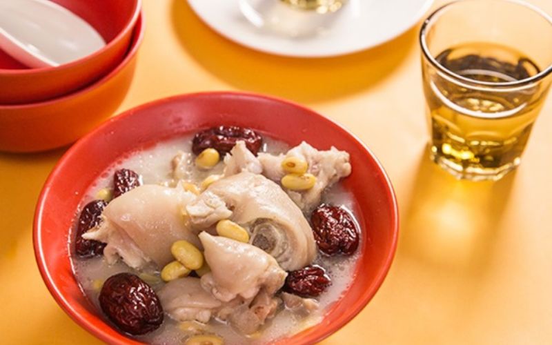 Chân giò hầm táo đỏ bổ sung nhiều Vitamin