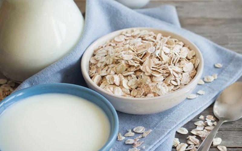 Làm sữa yến mạch cùng nho khô