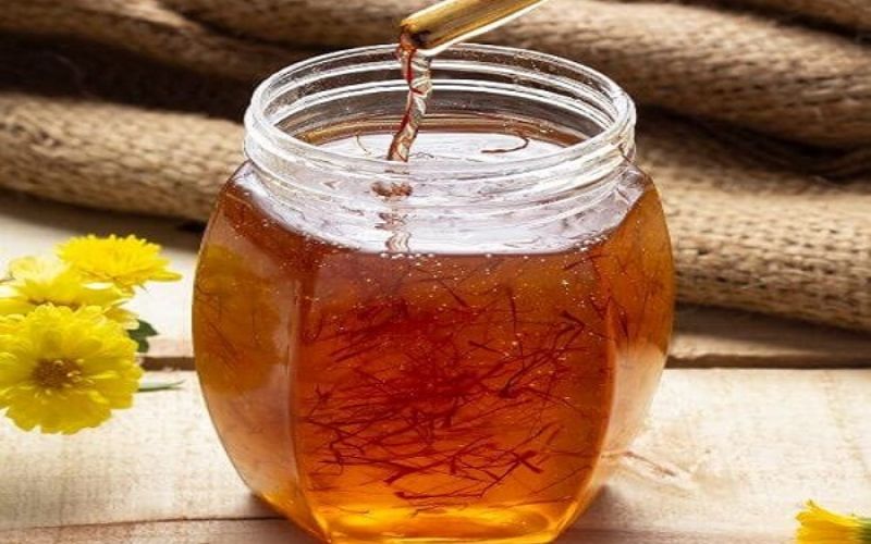 Ngâm saffron với mật ong nguyên chất