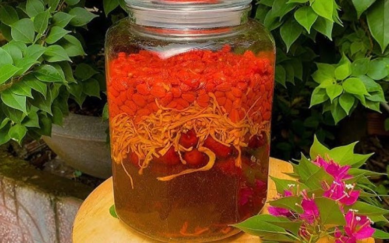 Rượu táo đỏ kỷ tử