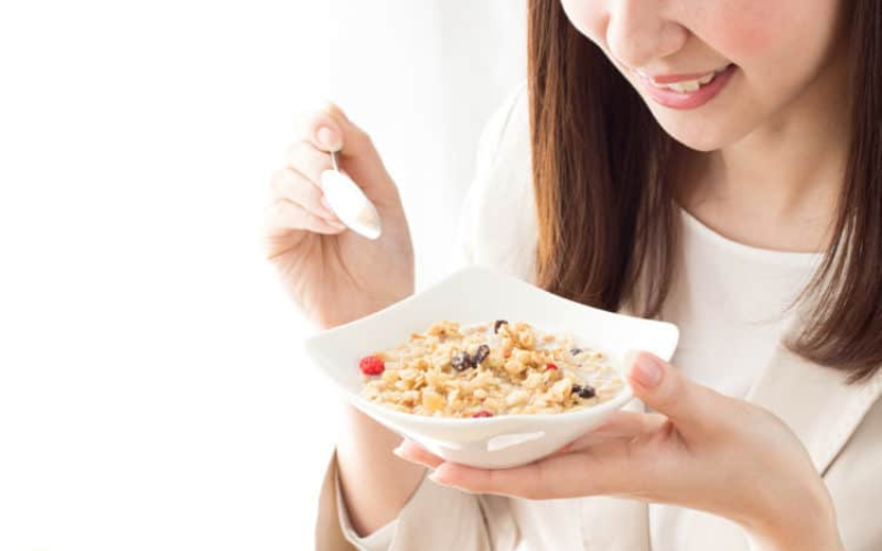 Yến mạch ăn cùng trái cây sấy