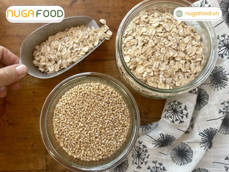 Yến mạch ăn sống được không? Yến mạch có thể ăn sống, nhưng cần chế biến đúng cách để tránh tác dụng phụ