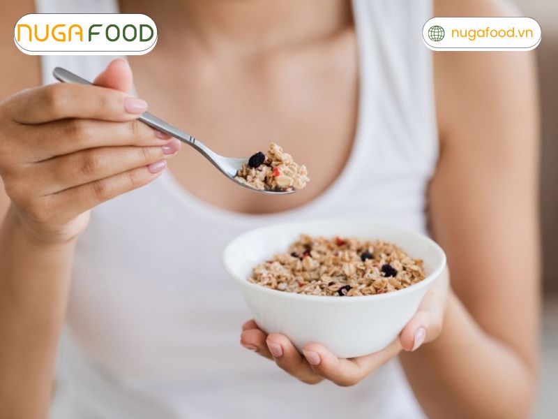 Ăn yến mạch tốt cho đường ruột nhờ chứa hàm lượng chất xơ dồi dào, hỗ trợ duy trì hệ tiêu hóa khỏe mạnh