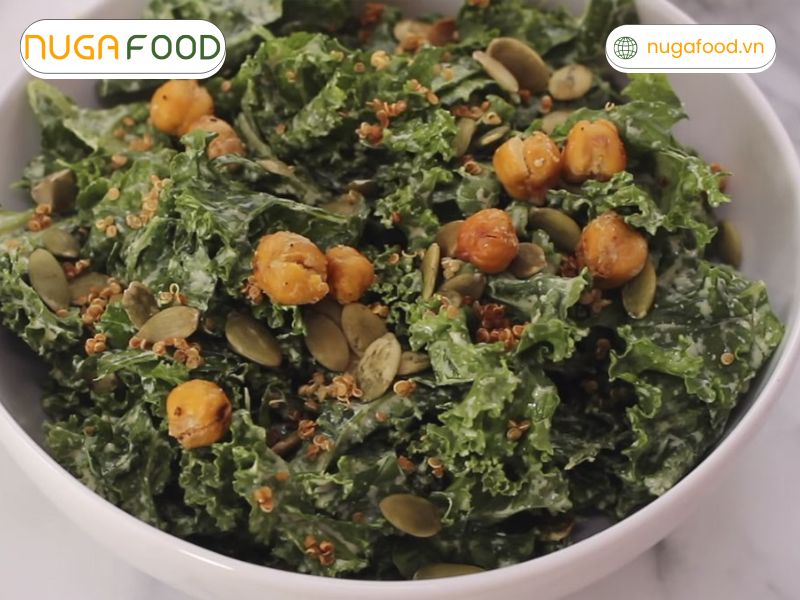 Salad đậu gà với cải kale giàu chất xơ và vitamin K, giúp no lâu mà vẫn đảm bảo lượng calo thấp