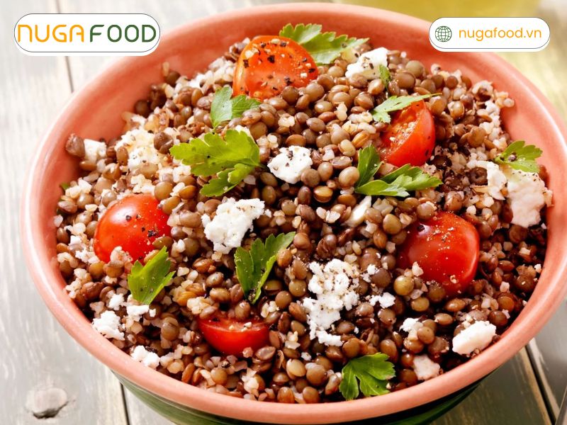 Salad đậu lăng cung cấp chất xơ và protein cao, giúp no lâu, hỗ trợ quá trình giảm cân