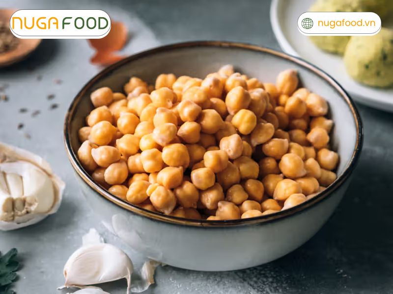 Đậu gà là nguồn cung cấp carbohydrate phức, protein thực vật, chất xơ và nhiều vitamin – khoáng chất cần thiết cho cơ thể.
