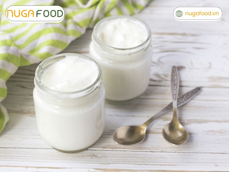 Sữa chua là nguồn thực phẩm giàu probiotic, protein, canxi và vitamin B12, hỗ trợ sức khỏe đường ruột và xương khớp